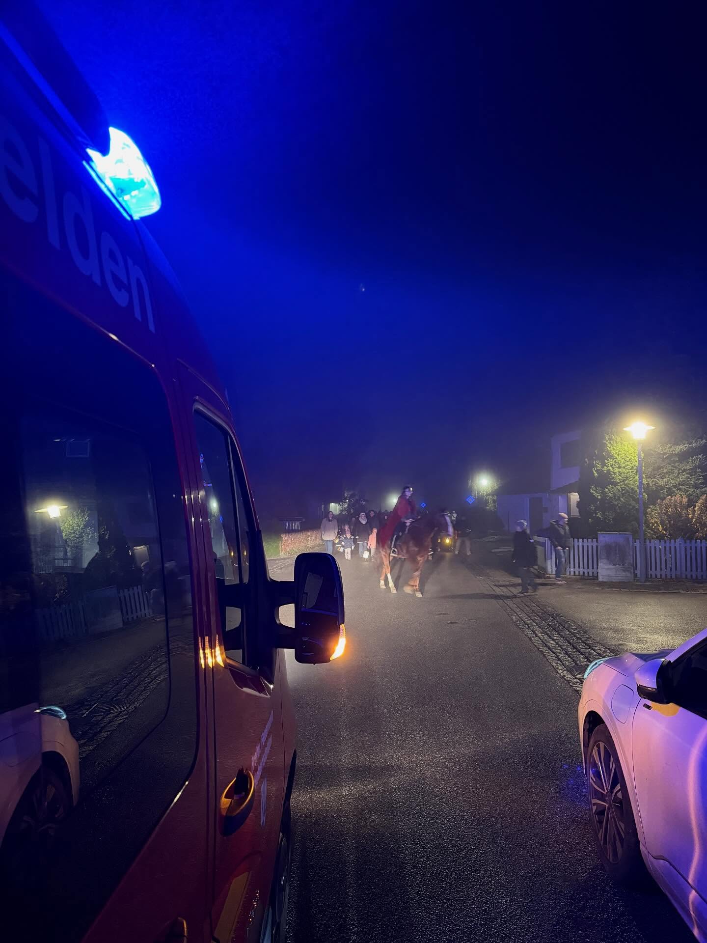 „Ich geh mit meiner Laterne und meine Laterne mit mir“ 🎶 so klang es, als wir den Martinsumzug der Kita St. Raffael abgesichert haben. Mit leuchtenden Laternen zogen die Kinder fröhlich durch den Ort – ein schöner Brauch, den wir jedes Jahr gerne unterstützen.

#hebertsfelden #feuerwehrhebertsfelden #freiwilligefeuerwehr #feuerwehr #ehrenamt #helfenkannjeder #rottalinn #112 #seit1879