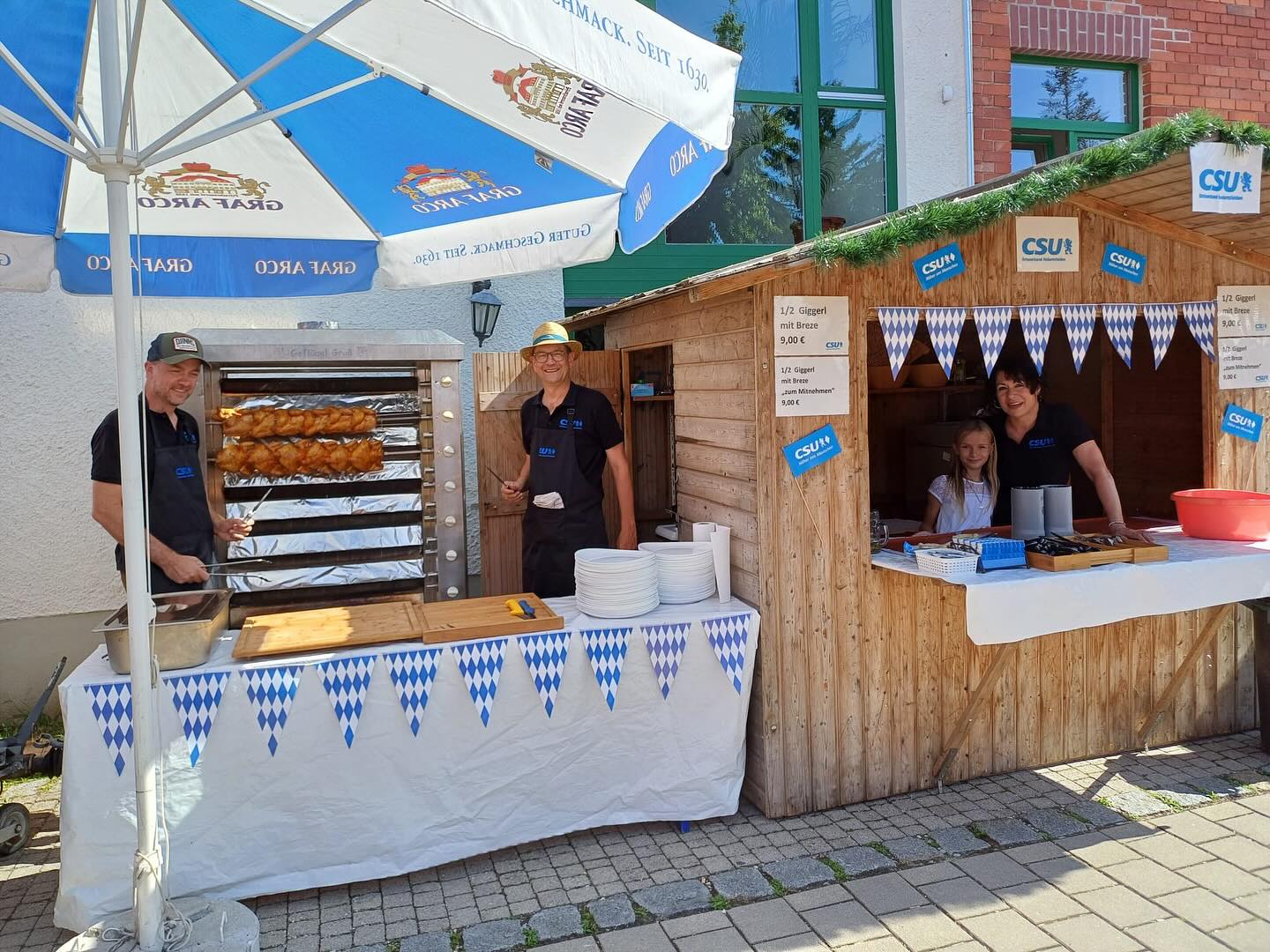 “Beim diesjährigen Fest der Vereine waren wir nicht nur Zuschauer, sondern mittendrin und voll im Einsatz! ☀️🍗

Mit viel guter Laune, engagierten Helfern und reichlich Glut unterm Grill haben wir zahlreiche knusprige Giggerl gezaubert. Die saftigen Hendl fanden bei bestem Sommerwetter und strahlendem Sonnenschein viele hungrige und dankbare Abnehmer.

Ein riesiges Dankeschön an alle, die geholfen, gegessen und mit uns gefeiert haben — so macht Vereinsleben richtig Spaß! 💪🎉

#FestDerVereine #Teamwork #Grillspaß #CSU #Hebertsfelden