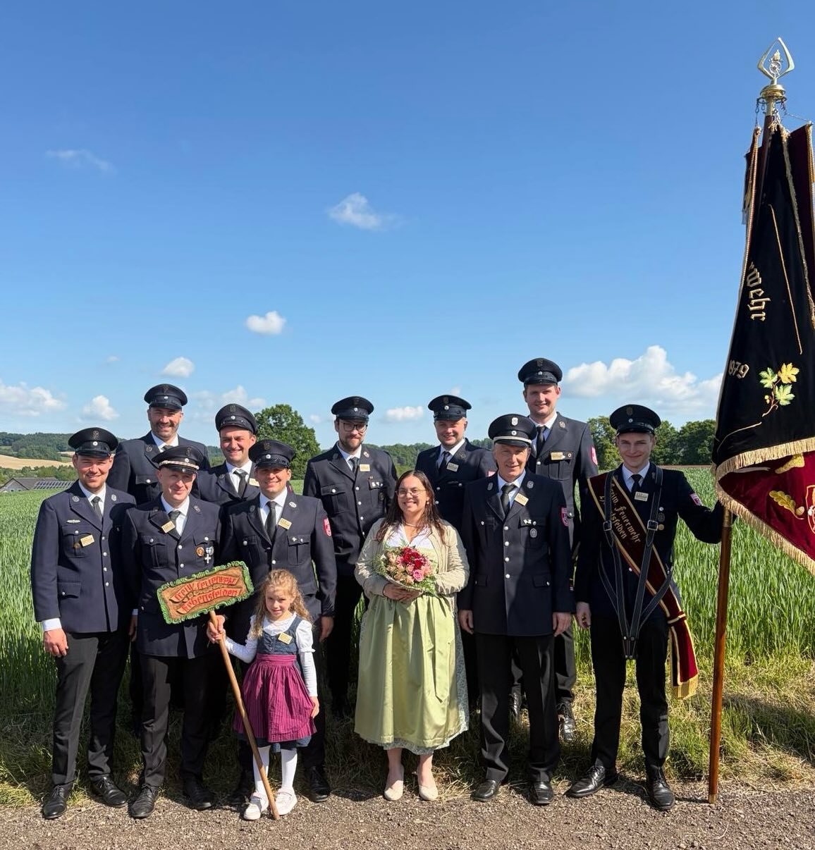 Bei strahlendem Sonnenschein durften wir beim 150-jährigen Gründungsfest der @ffw_untergrasensee dabei sein.
Es war ein wunderbarer Festumzug durch das Dorf mit vielen weiteren Feuerwehren und anderen Vereinen.

Vielen Dank für die Einladung

#hebertsfelden #feuerwehrhebertsfelden #freiwilligefeuerwehr #feuerwehr #ehrenamt helfenkannjeder rottalinn 112 seit1879