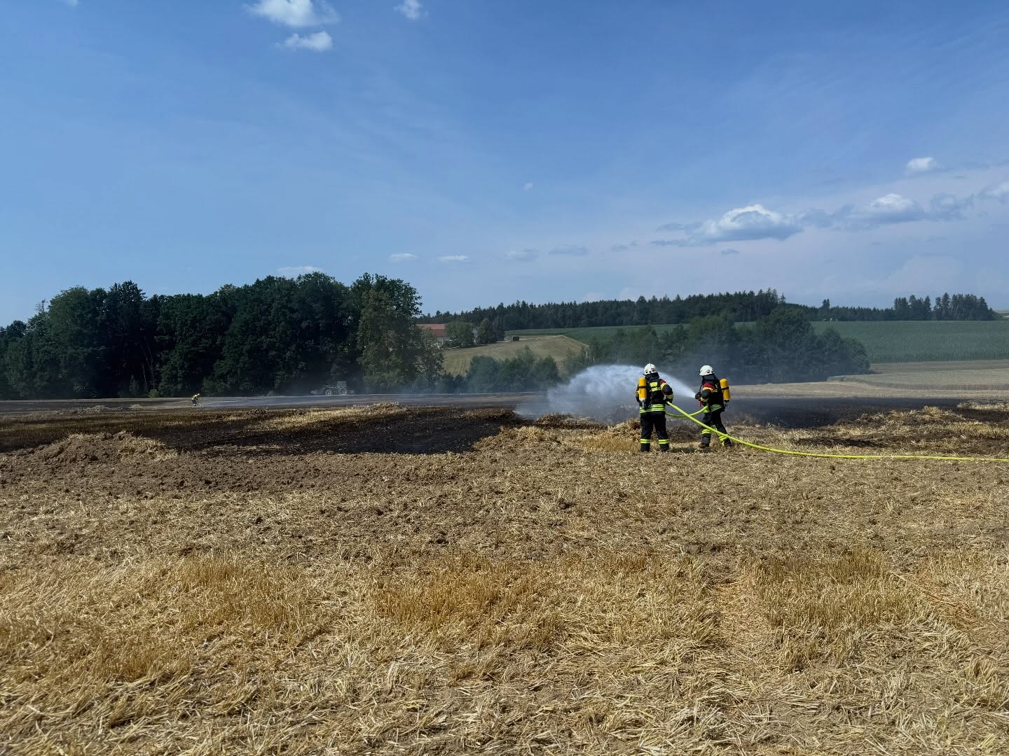 🚒🔥 Einsatz Feldbrand
Wir wurden zu einem Feldbrand im Ortsgebiet alarmiert. Gemeinsam mit den Feuerwehren Eggenfelden, Linden und Pfarrkirchen rückten wir aus. Gemeinsam konnten wir den Brand rasch vollständig ablöschen.

Beim Eintreffen zeigte sich: Mehrere Landwirte hatten durch ihr schnelles und beherztes Eingreifen das Feuer bereits weitgehend unter Kontrolle. 👏 Vielen Dank für eure Umsicht und euren Einsatz!

#hebertsfelden #ehrenamt #112 #seit1879